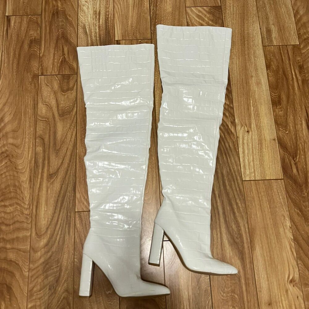 Pretty Little Things Tall Boots Size 7 White Crocodile Block Heel 70s Retro Y2K